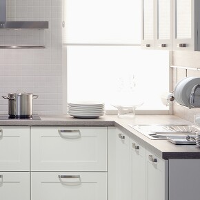 Über-Eck-Anordnung von Herd, Arbeitsplatte und Spüle Über-Eck-Anordnung von Herd, Arbeitsplatte und Spüle